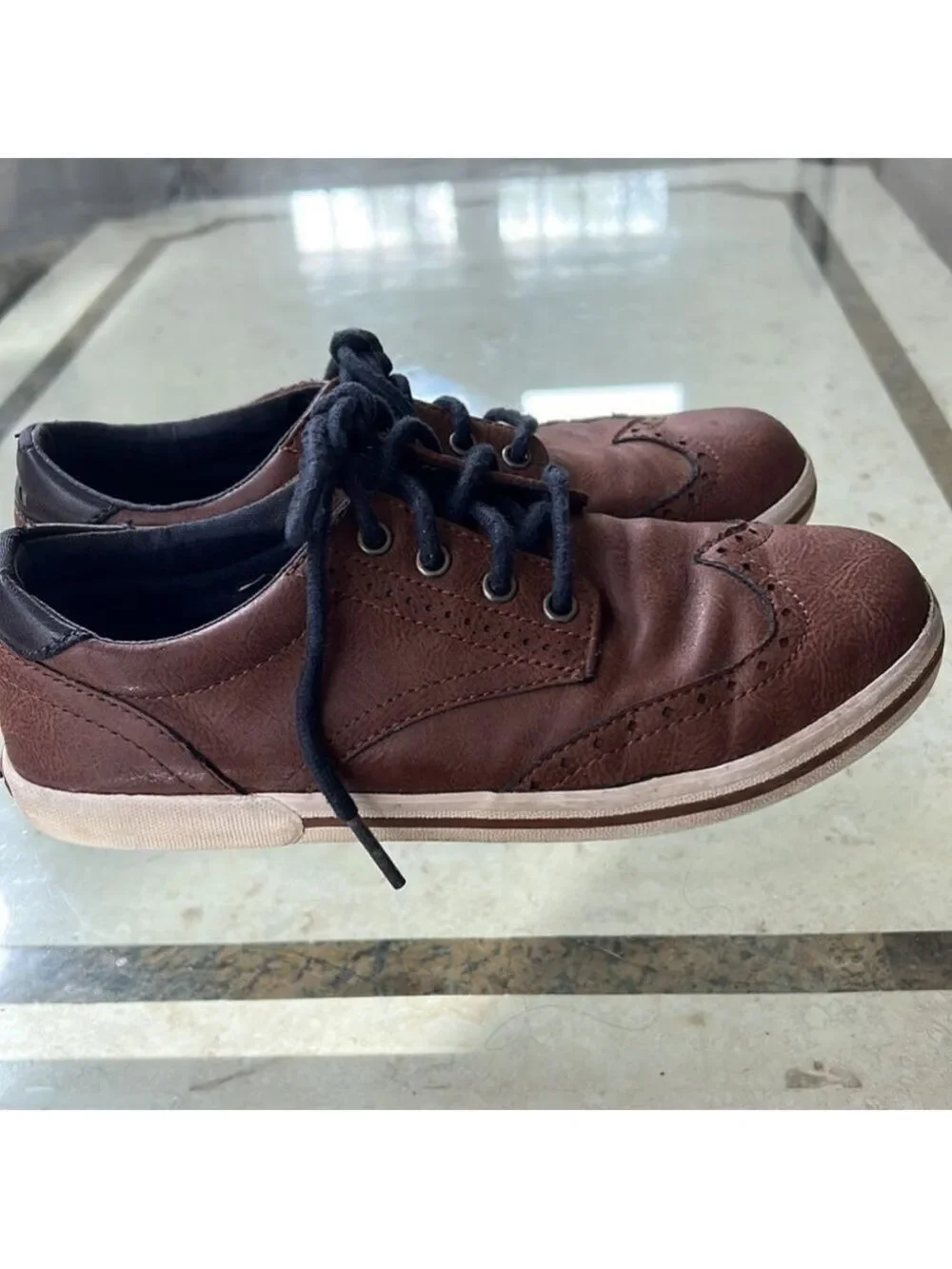 Boys brown wingtip dress shoes. Size 4